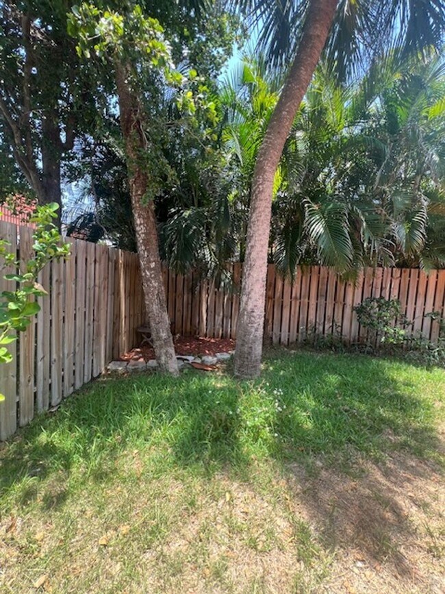 Building Photo - 2 Bedroom/2 Bathrrom Townhouse Close to Fo...