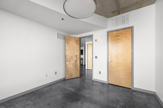 Building Photo - Awesome 1BE/1BA Condo in the Gulch w/2-res...