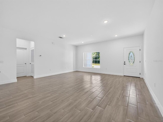 Building Photo - 922 N Fairbairn Dr
