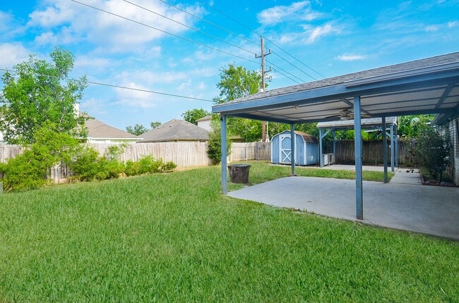 Building Photo - 3722 Brier Gardens Dr