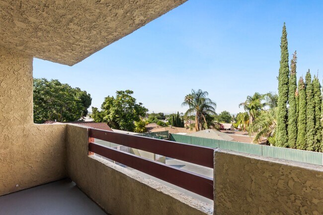 Building Photo - Updated 1BD/1BA Apartment in well maintain...