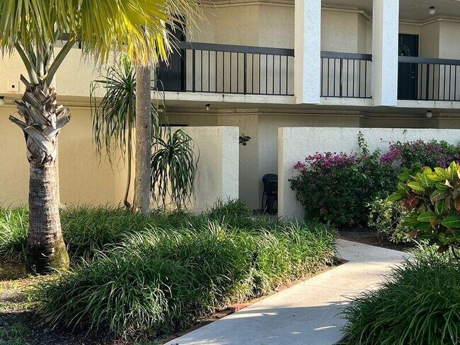 Building Photo - 825 Egret Cir