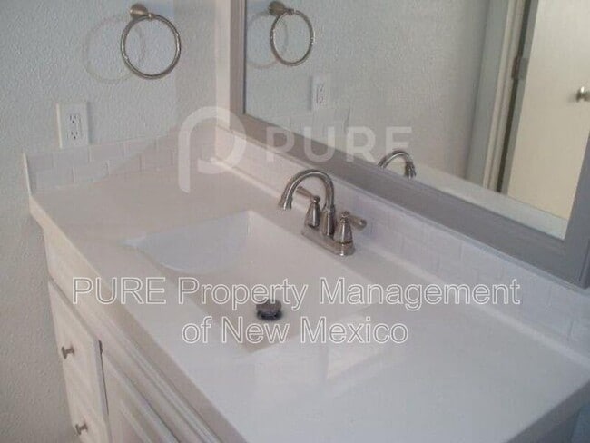 Building Photo - 6216 Leslie Pl NE