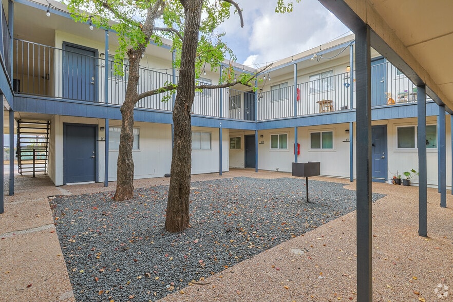 Courtyard with Grilling Area - Manor Flats