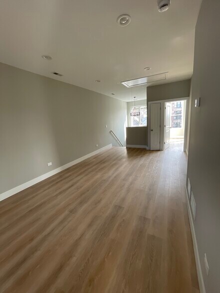 Building Photo - 3632 N Ashland Ave