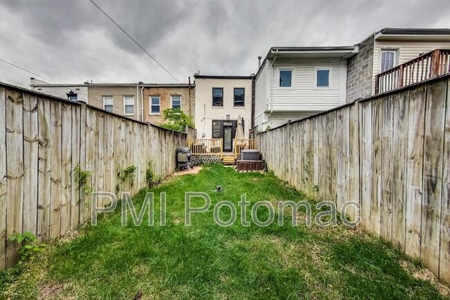 Building Photo - 1749 L St NE