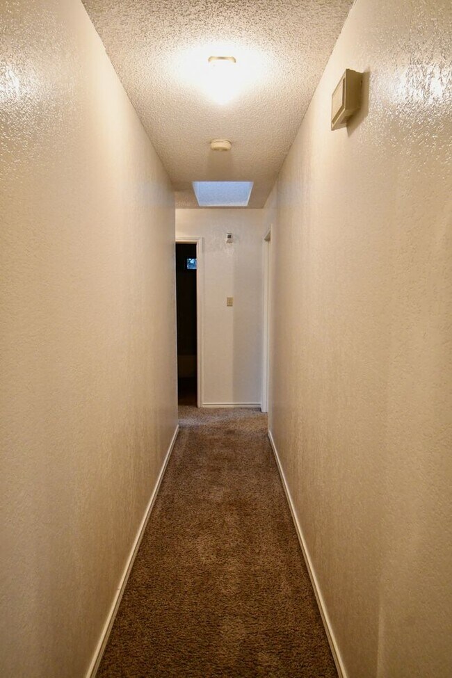 Building Photo - Inviting 3 Bedroom 2.5 Bathroom Home in Ha...