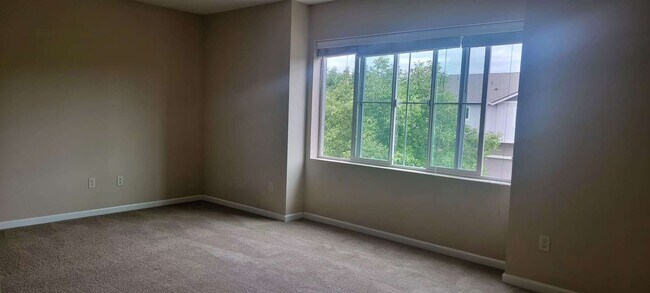 Building Photo - 4 bedroom with one large bonus room