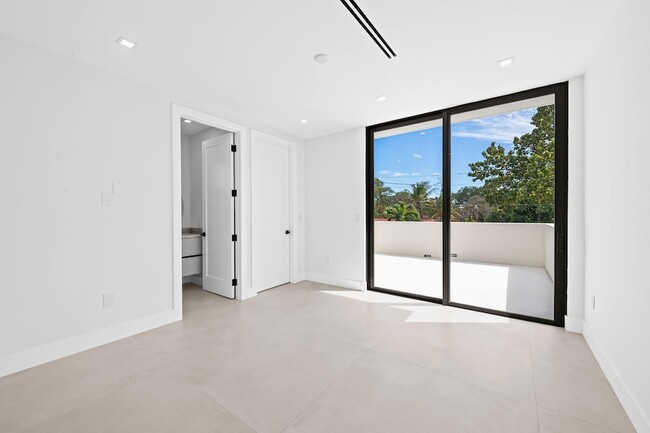 Building Photo - 2324 SW 26th St