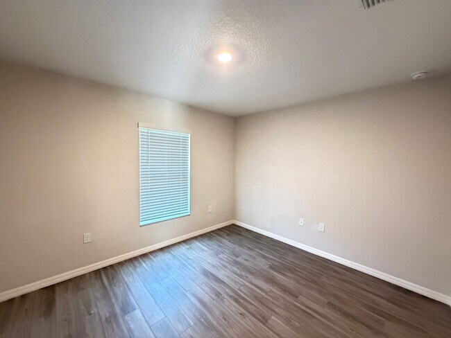 Building Photo - Spacious & Modern Inverness Gem – Your Dream 3-Bed Home!