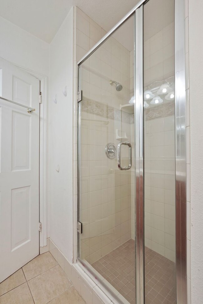 Building Photo - Beautiful 4 Bed/2 Bath Home Available Now!