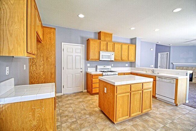 Building Photo - Lovely, Hidden Lake 4 bedroom, 2.5 bathroo...