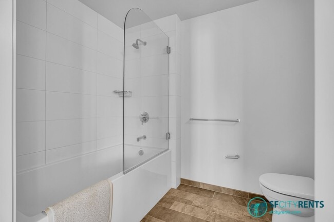 Building Photo - Pacific Heights: 10th Floor Corner Condo w/ Views, W/D in-unit, Parking & Shared Roof Deck @ The ...