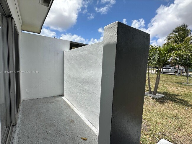 Building Photo - 6032 SW 25th St