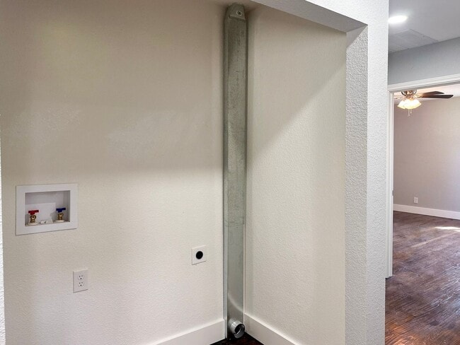 Building Photo - 4 Bedroom / 3 Full Bath / Huge Yard