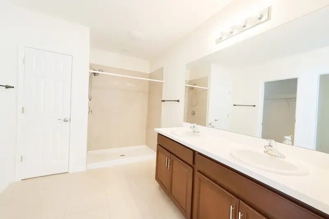 Building Photo - 2220 NE 5th Ave