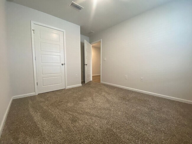 Building Photo - Efficient 4BR Living with Fenced Yard & Convenient Access