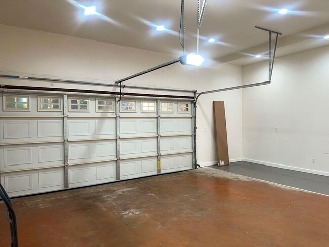 Building Photo - Pet-Friendly AMAZING Home Close To Town, Y...