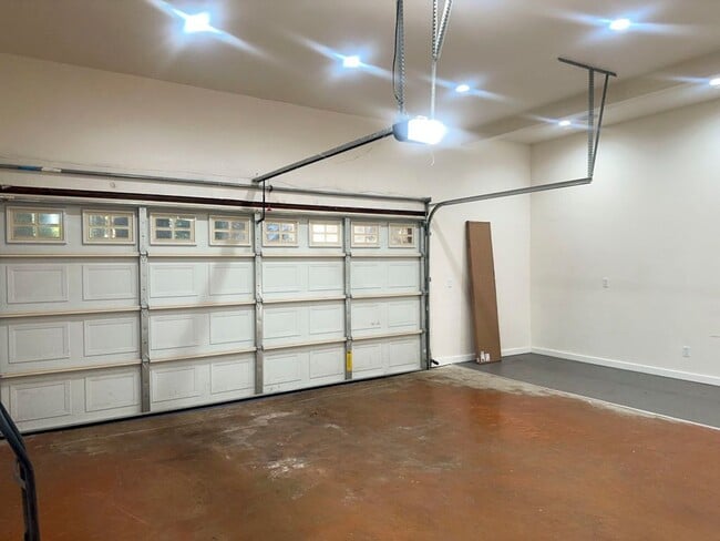 Building Photo - Pet-Friendly AMAZING Home Close To Town, Yet Private And Peaceful!