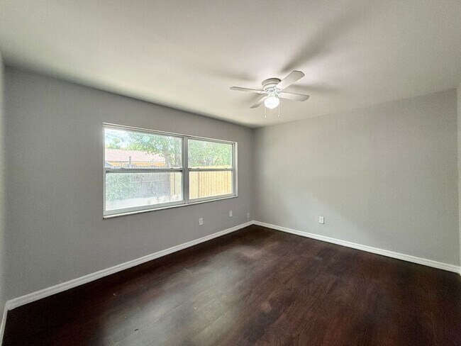 Building Photo - 15657 Waverly St