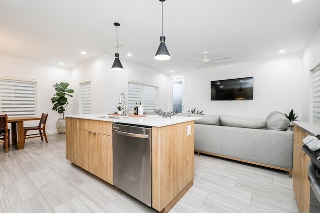 Building Photo - 425 Deer Path Lp