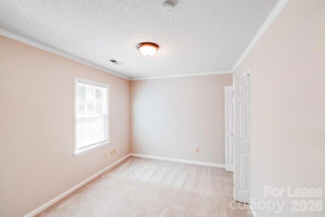 Building Photo - 2000 Mill House Ln