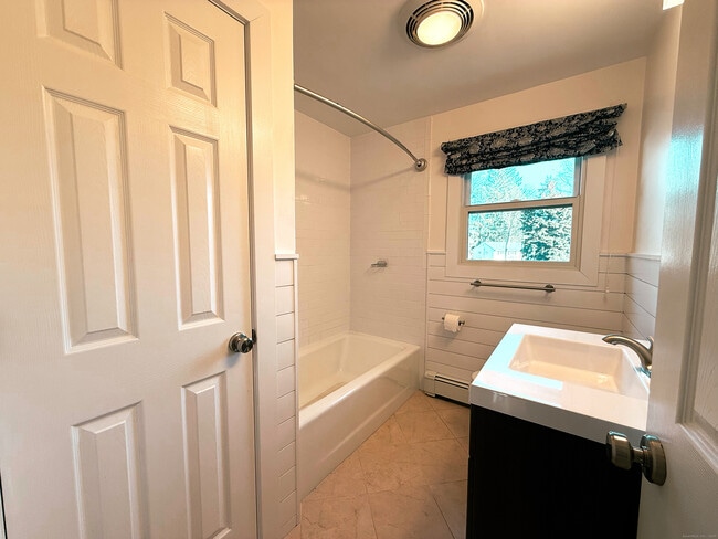 Building Photo - 7 Mallard Rd