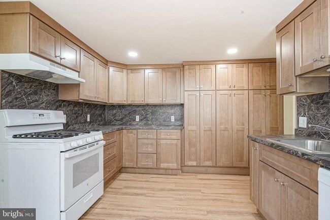 Building Photo - 19 E Millbrooke Ave