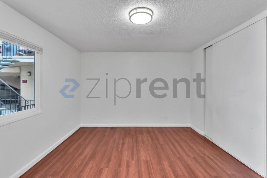 Building Photo - Unit B