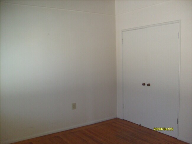 Building Photo - Quaint, single level duplex with one car garage