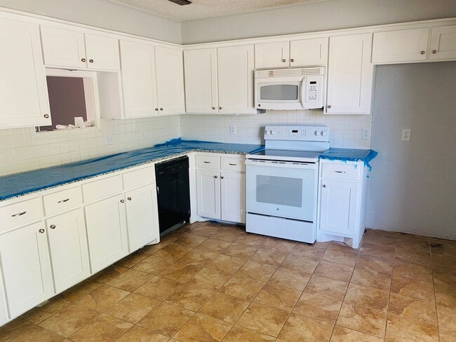 Building Photo - 3 bed 2 bathroom with Fireplace!