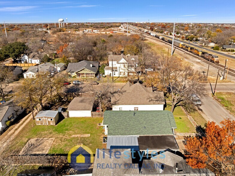 Building Photo - 907 NW Main St