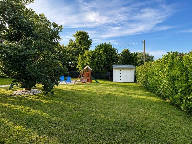 Building Photo - 7686 SE Hilltop Terrace