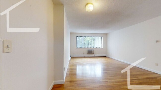 Building Photo - 2Br/1Bth, Great location, easy access to Mass Pike.  MUST SEE!!