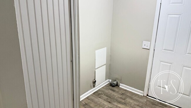 Building Photo - SPRING MOVE-IN SPECIAL: $500 OFF 1ST MONTH...