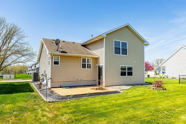 Building Photo - SPACIOUS COMFORT!! 3 Bedroom, 2 Bathroom House in Ankeny!