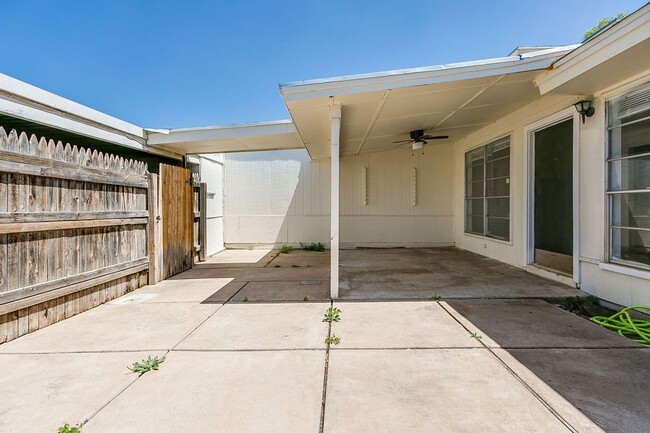 Building Photo - PAY NO SECURITY DEPOSIT! Beautiful Spaciou...