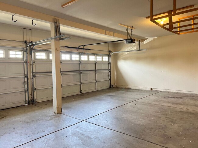 Building Photo - 9307 Swan Lake Dr