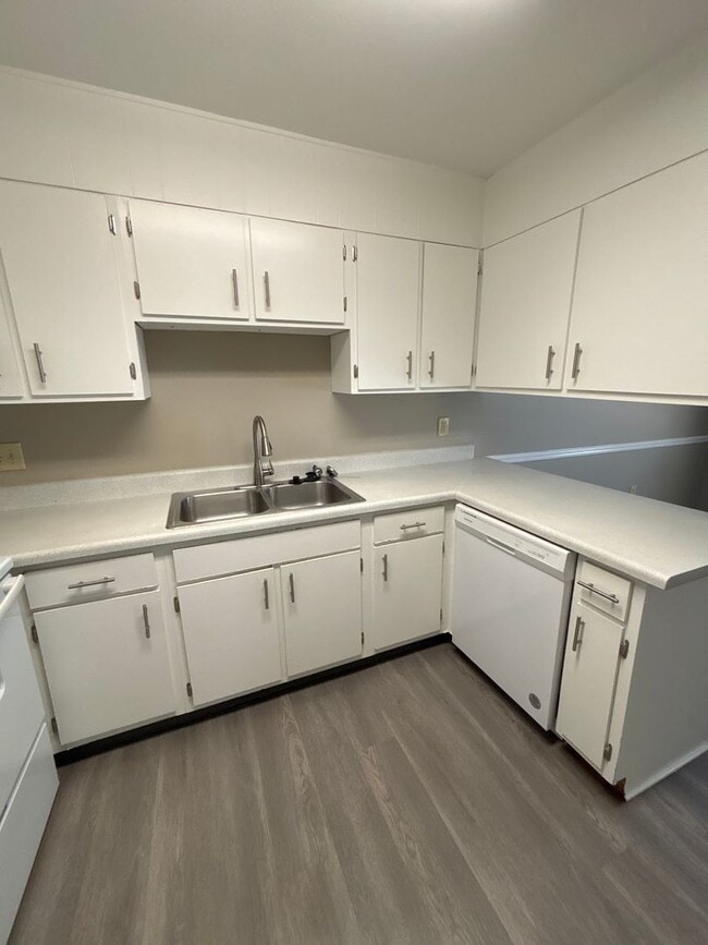 Building Photo - 1 BED 1 BATH CONDO AVAILABLE!