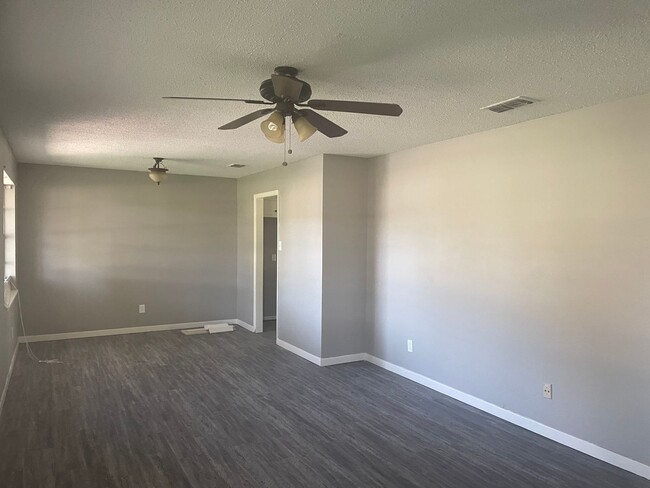 Building Photo - 3/2/2 SHISD Fenced Yard and Pet Friendly