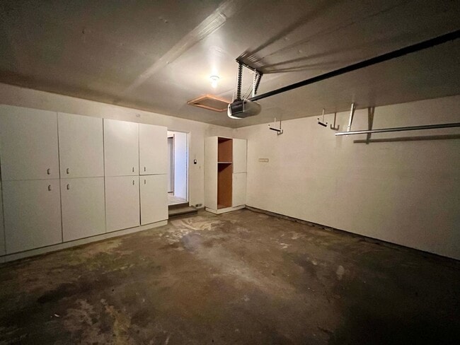 Building Photo - Cozy 2 Bedroom Townhome Nestled in Quiet Gated Community