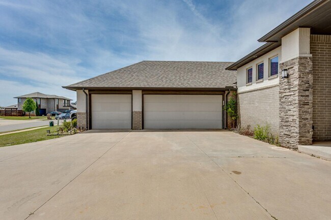 Building Photo - 2125 Heavenly Dr