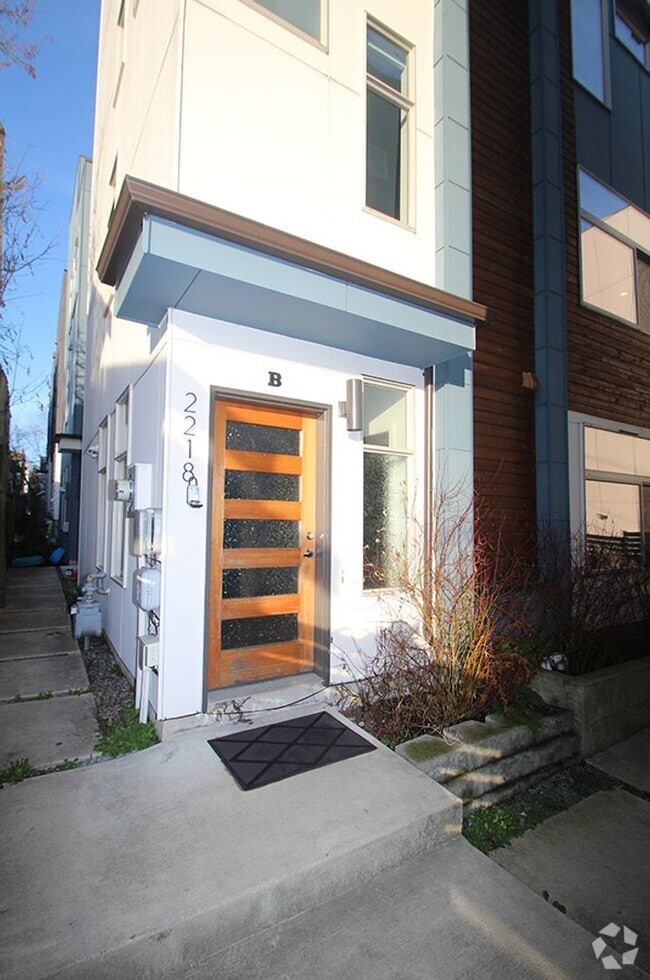 Building Photo - LUXURY BALLARD TOWNHOME W HIGH END FINISHE...