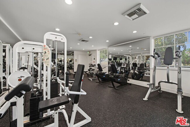 Building Photo - 430 N Oakhurst Dr