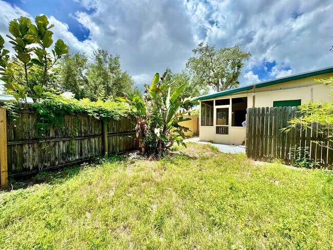 Building Photo - 533 Yelvington Ave