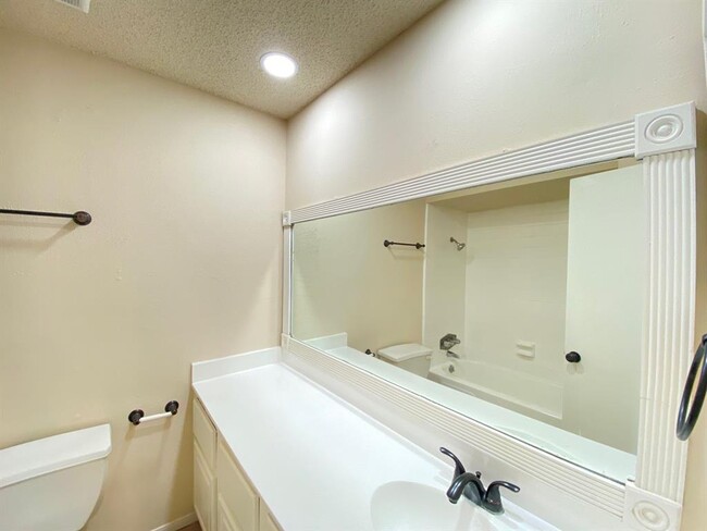 Building Photo - 7700 Creekbend Dr