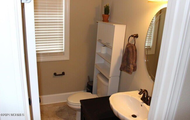 Building Photo - 2325 Dovedale Dr