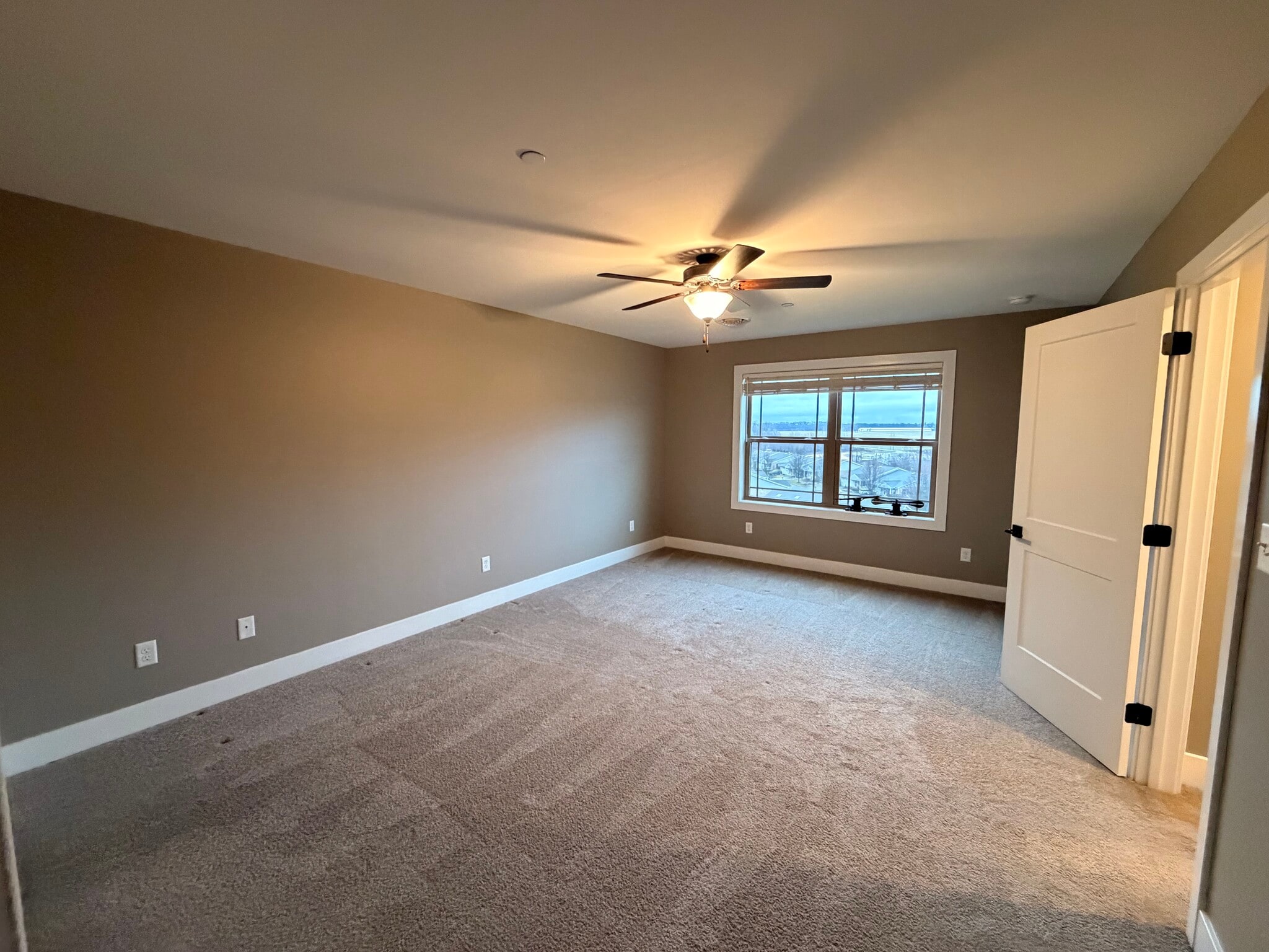 Building Photo - 746 Golden Spring Dr