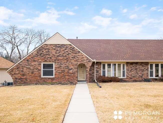 Building Photo - 3 Bed 3 Bath Duplex - Available now