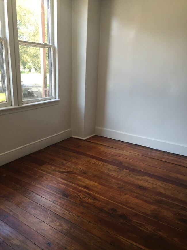 Building Photo - 3 Bedroom 2 Bath with Yard -York City SD